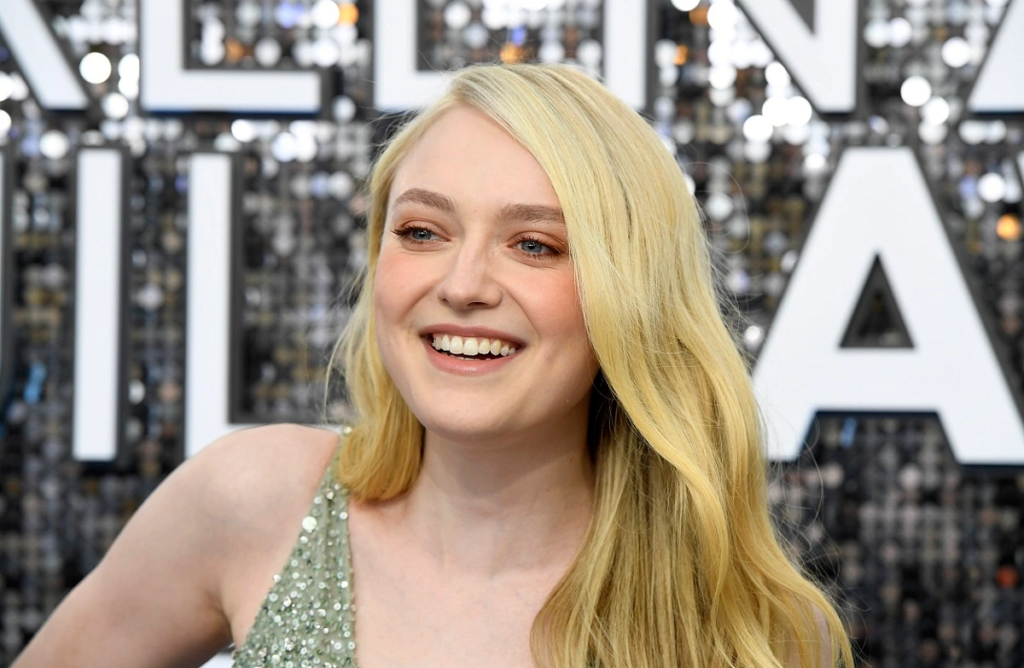 Dakota Fanning - Net Worth 2023, Age, Height, Bio, Birthday, Wiki ...