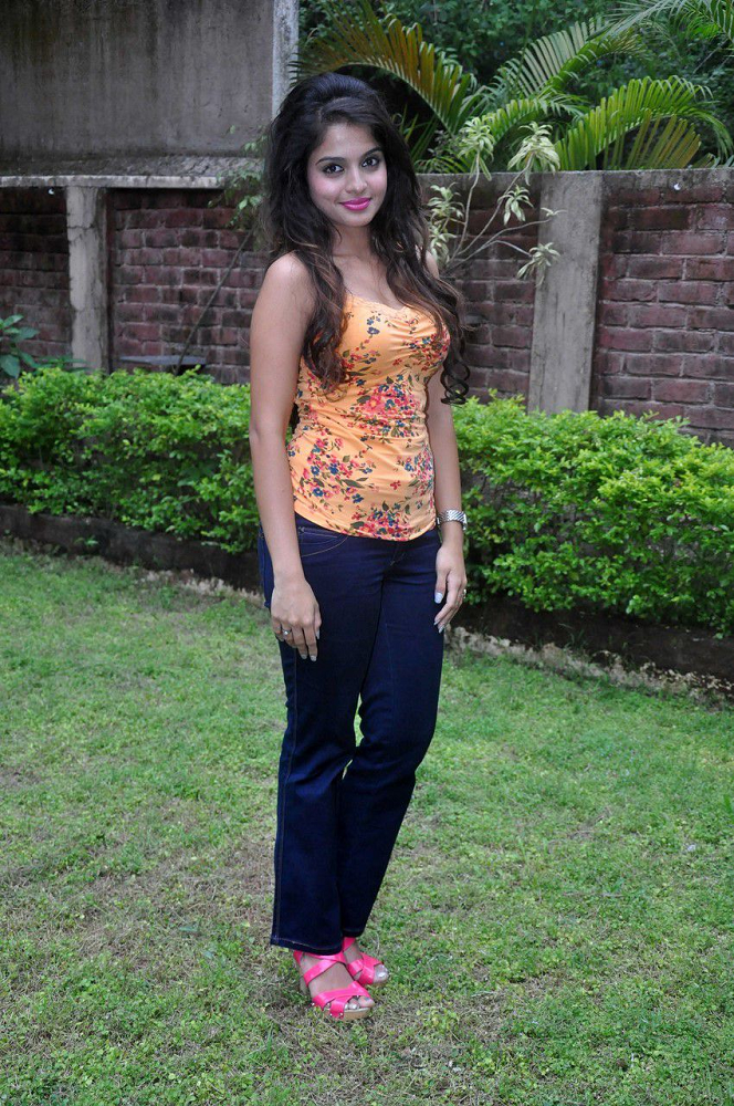 Sheena Shahabadi Height